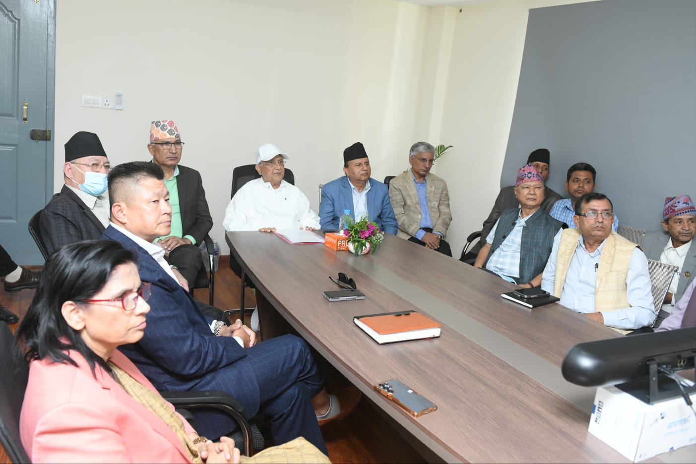 चार प्रदेशलाई भर्चुअल सम्वोधन गर्दै एमाले अध्यक्ष ओली