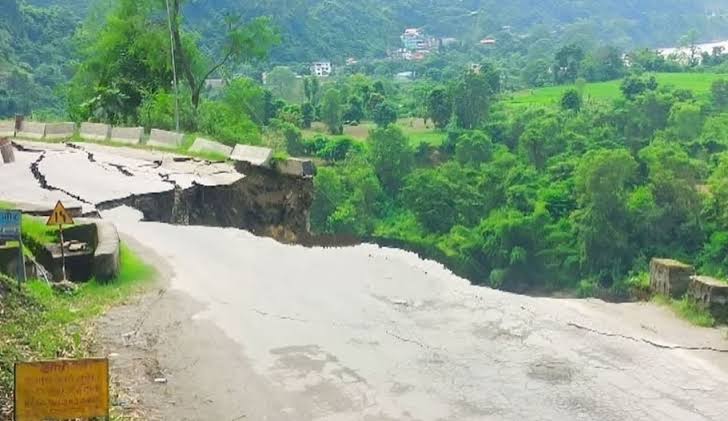 पृथ्वी राजमार्गको परेवाभीर खण्ड आज पनि १२ घण्टा ठप्प : मर्मत कार्यलाई तीव्रता दिन आवतजावतमा रोक
