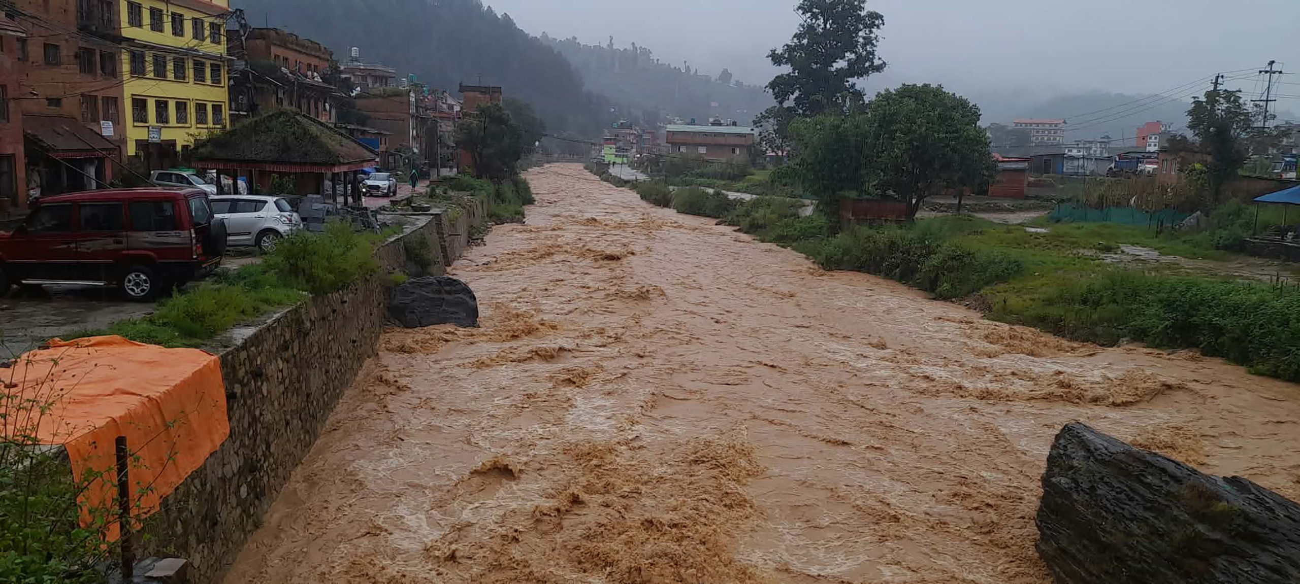 काभ्रेपलाञ्चोककाे रोशी खाेलामा बाढी, पहिरोले बिपी राजमार्ग अवरुद्ध, राति सवारी चलाउन रोक