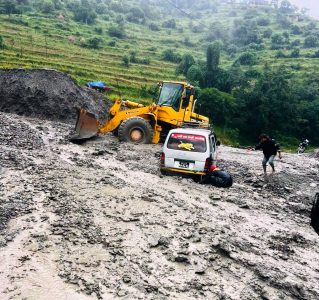 बाढी र पहिरोले बागलुङका दुई राष्ट्रिय राजमार्ग अवरुद्ध