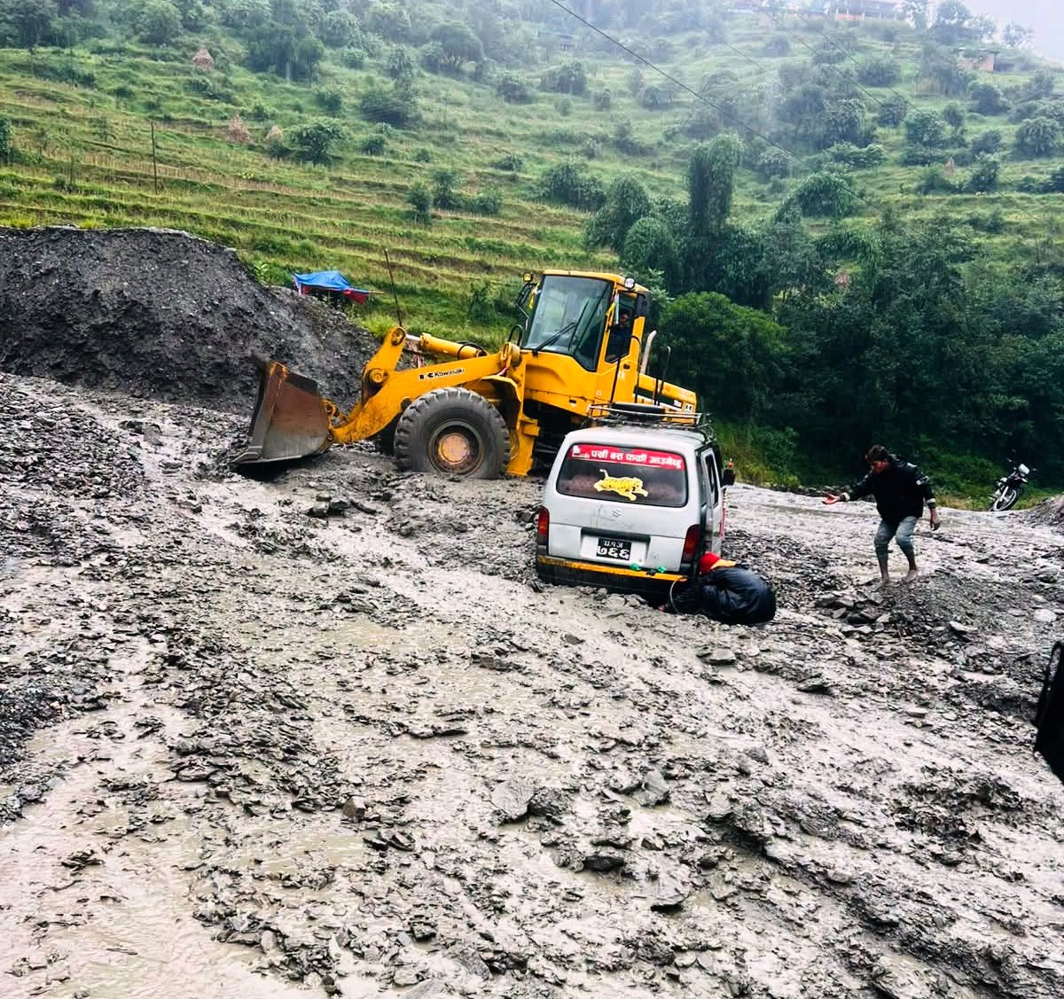 बाढी र पहिरोले बागलुङका दुई राष्ट्रिय राजमार्ग अवरुद्ध