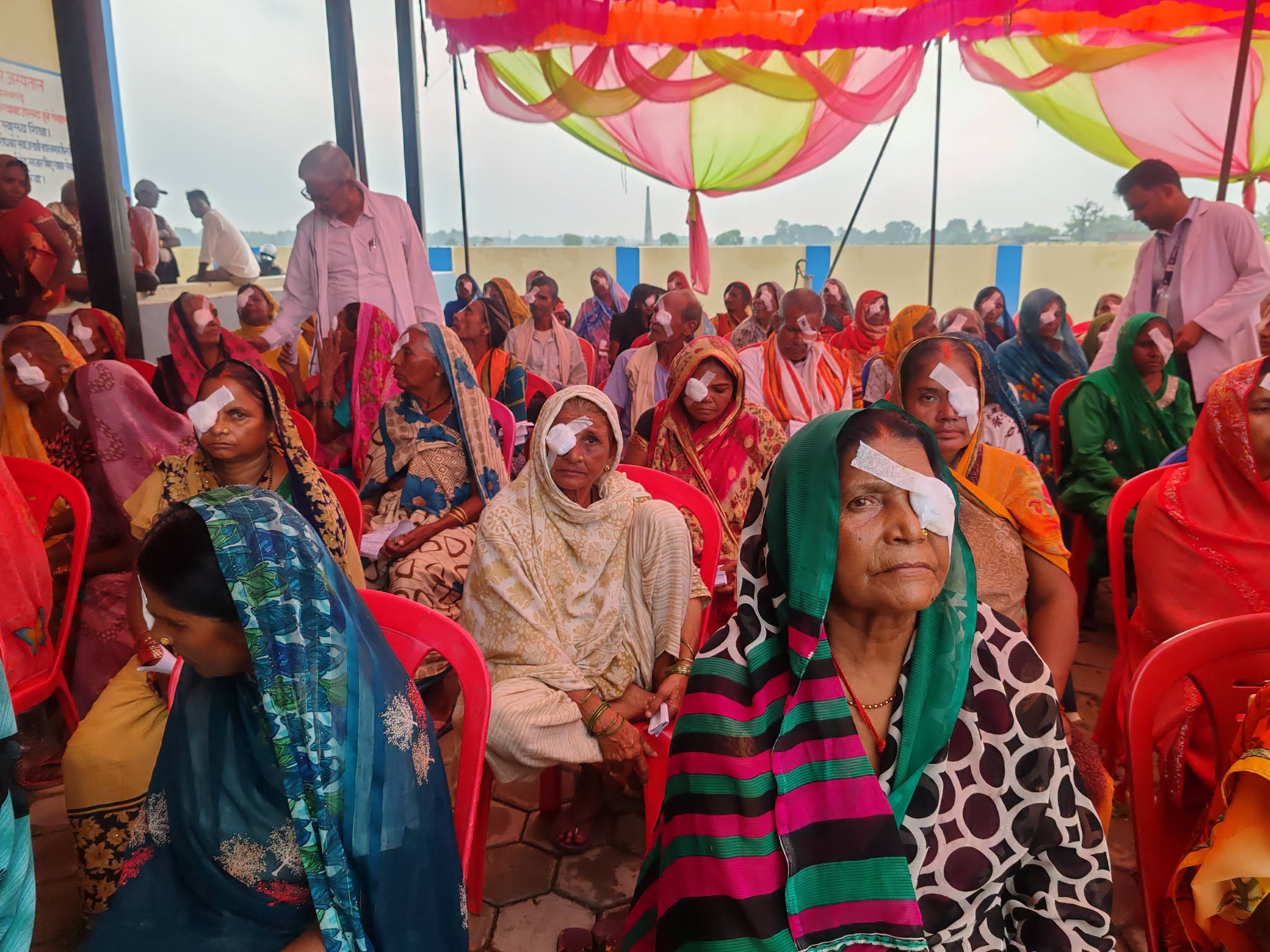 गुमेको दृष्टि फर्किँदा ज्येष्ठ नागरिकमा खुसीयाली: महाराजगन्जमा १५० भन्दा बढीको निःशुल्क मोतियाबिन्दु शल्यक्रिया