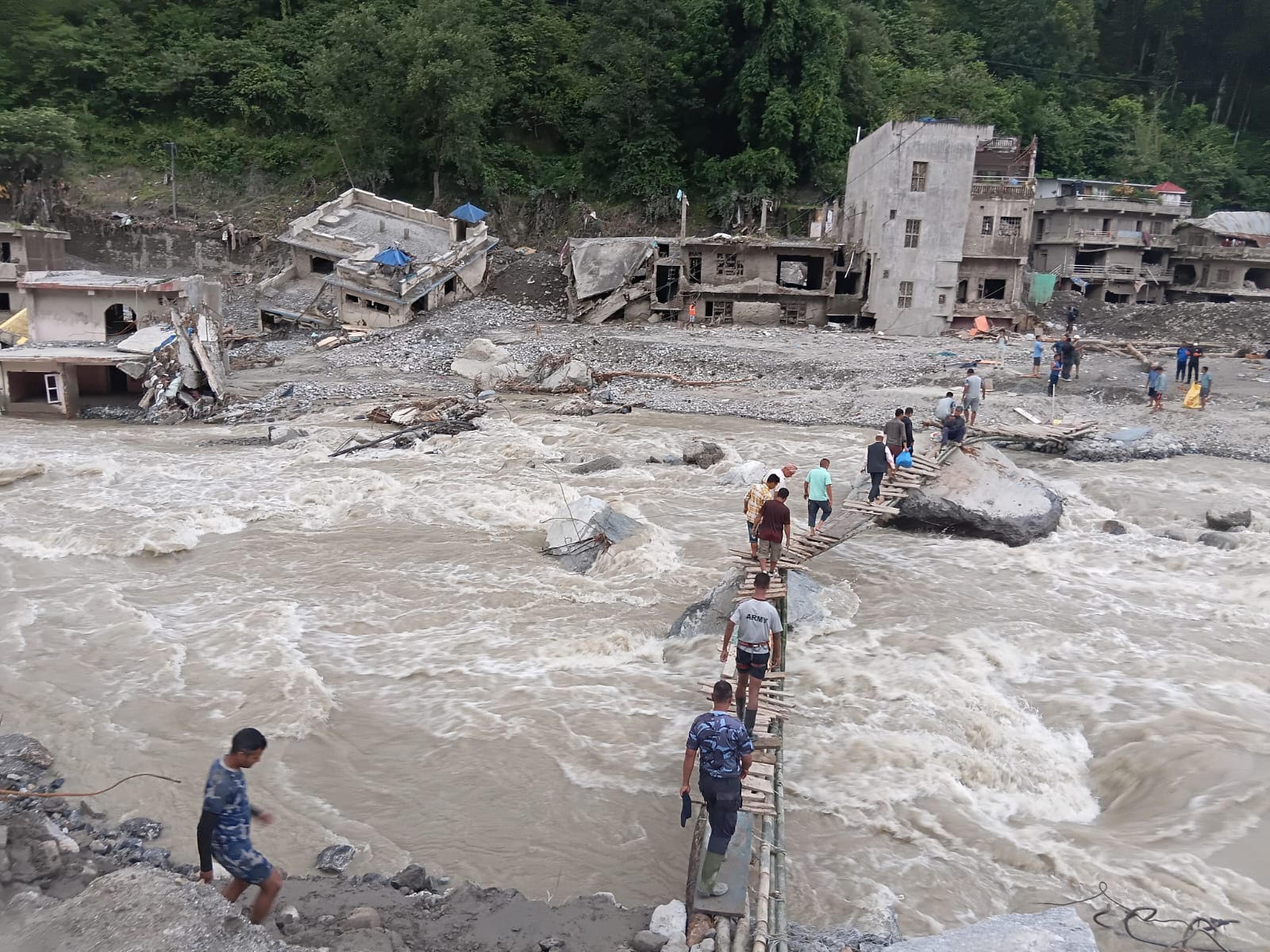 फलाखु खोला र स्याफ्रुबेँसीमा तुइन निर्माण, अवरुद्ध आवागमन सहज बन्दै