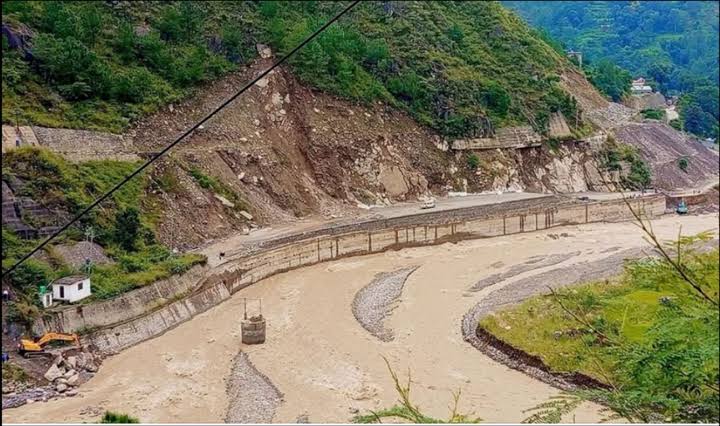 पहिरोका कारण बिपी राजमार्ग अवरुद्ध
