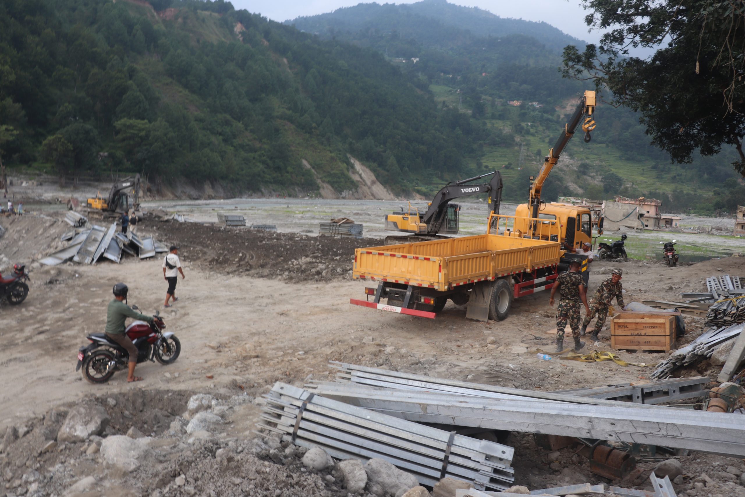 दसैँअघि नै सञ्चालनमा आउने लक्ष्यसहित फलाखु खोलामा बेलीब्रिज जडान सुरु