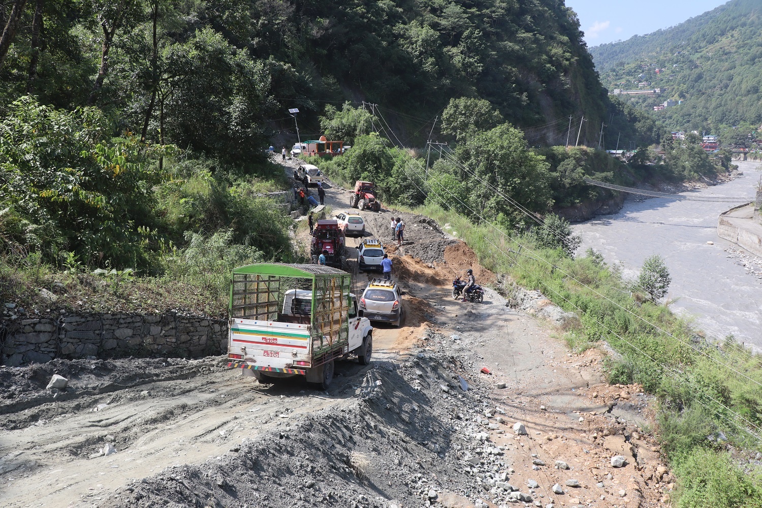 भसभसेमा सडक भासिँदा यातायात प्रभावित, घण्टौँ जाम खेप्दै यात्रु