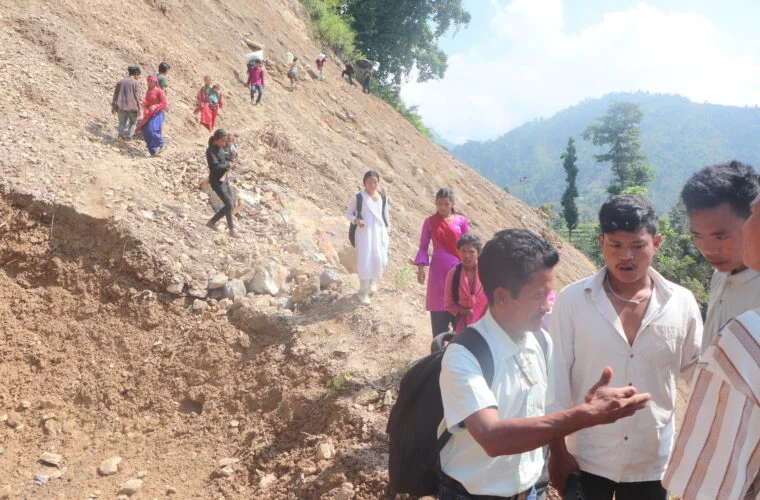 पहिरोले अवरुद्ध चेपाङ मार्ग आंशिक सञ्चालन