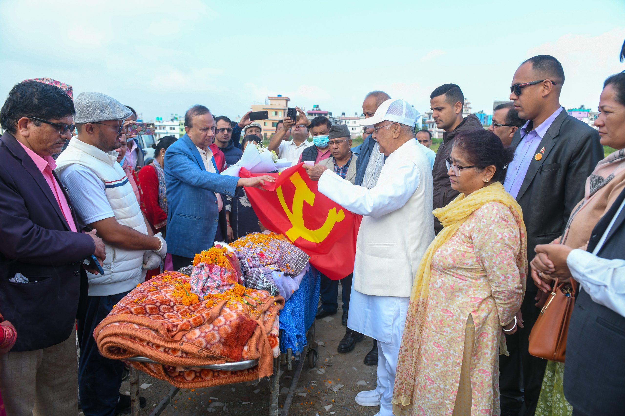 वामपन्थी नेता घनेन्द्र बस्नेतकाे पार्थिव शरीरमा पार्टीको झण्डा ओढाउँदै अध्यक्ष ओली दिए श्रद्धाञ्जली