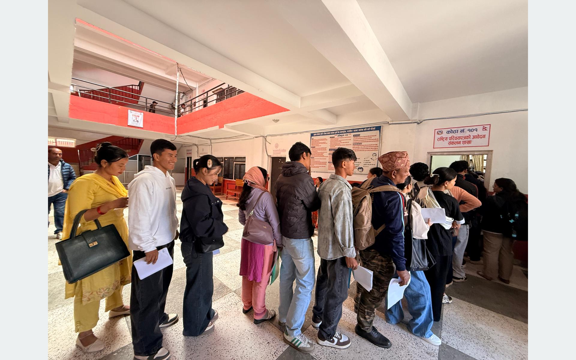 दसैँ बिदापछि जिल्ला प्रशासनमा सेवाग्राहीको चाप बढ्यो