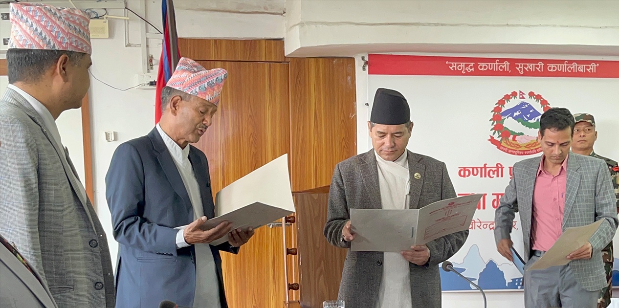 कर्णाली प्रदेश योजना आयोगका उपाध्यक्ष डा खत्रीले लिए शपथ