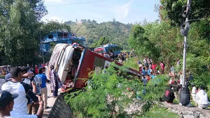 काठमाडौँबाट ओखलढुंगातर्फ जाँदै गरेको बस सिन्धुलीको खुर्कोटमा दुर्घटना