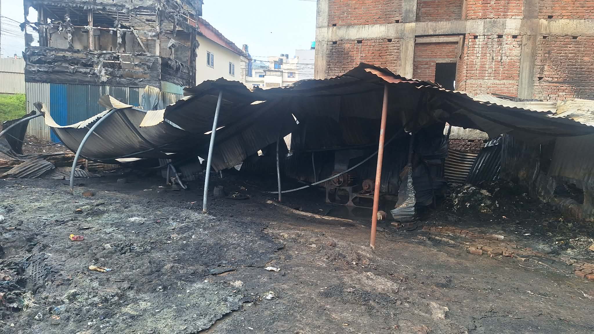 भक्तपुरको प्लास्टिक दाना कारखानामा आगलागी, ४० लाखभन्दा बढी क्षति