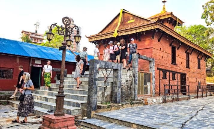 बन्दीपुरस्थित ६०० वर्ष पुरानो प्रसिद्ध खड्गदेवी मन्दिरमा भक्तजनको घुइँचो