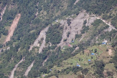 म्याग्दीमा पहिरो प्रभावितको आफैँ व्यवस्थापन : आश्रयस्थल छाडेर आफन्तका खाली घरमा बस्न थाले
