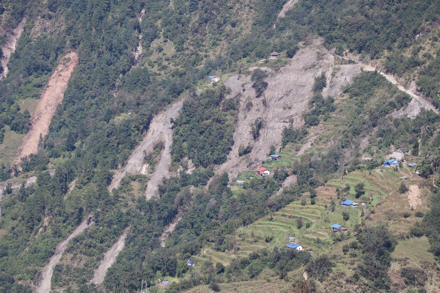 म्याग्दीमा पहिरो प्रभावितको आफैँ व्यवस्थापन : आश्रयस्थल छाडेर आफन्तका खाली घरमा बस्न थाले