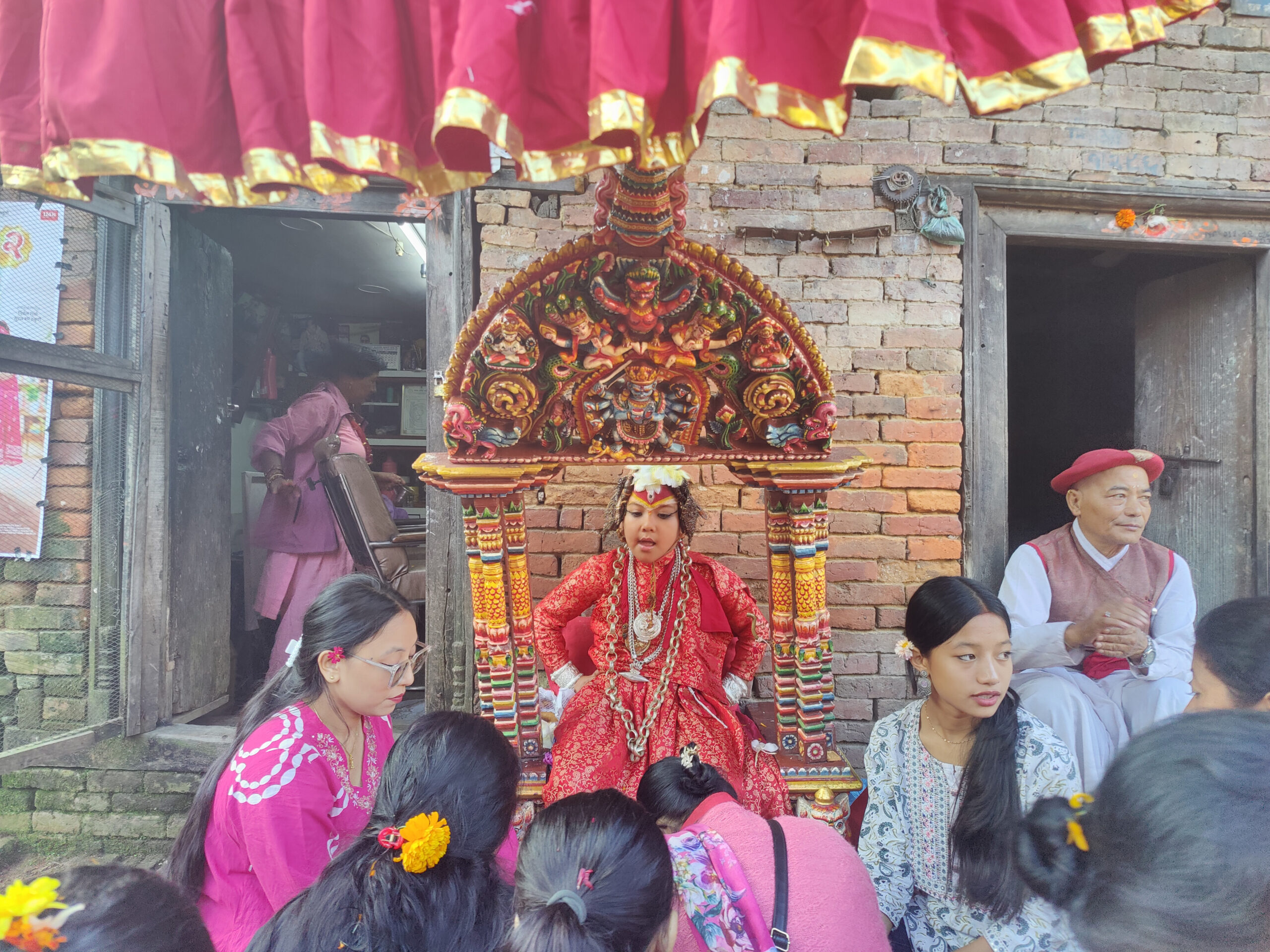 तलेजुमा कुमारीको हातबाट सर्वसाधारणले टीका लगाए : देवी भवानीलाई देवगृहमा भित्र्याइयो