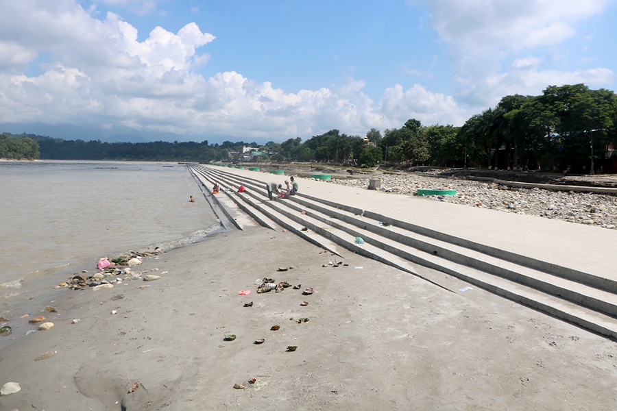 नारायणी नदीको बाढीले चितवनतर्फ एक हजार १५० मिटर तटबन्धमा क्षति