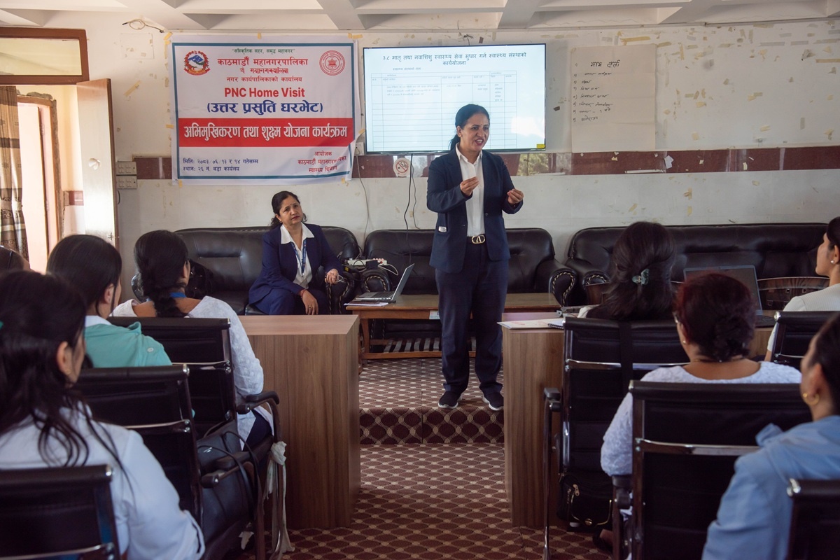 सुत्केरीका घरमै पुगेर आमा र नवशिशुको स्वास्थ्य जाँच गर्दै काठमाडौँ महानगर