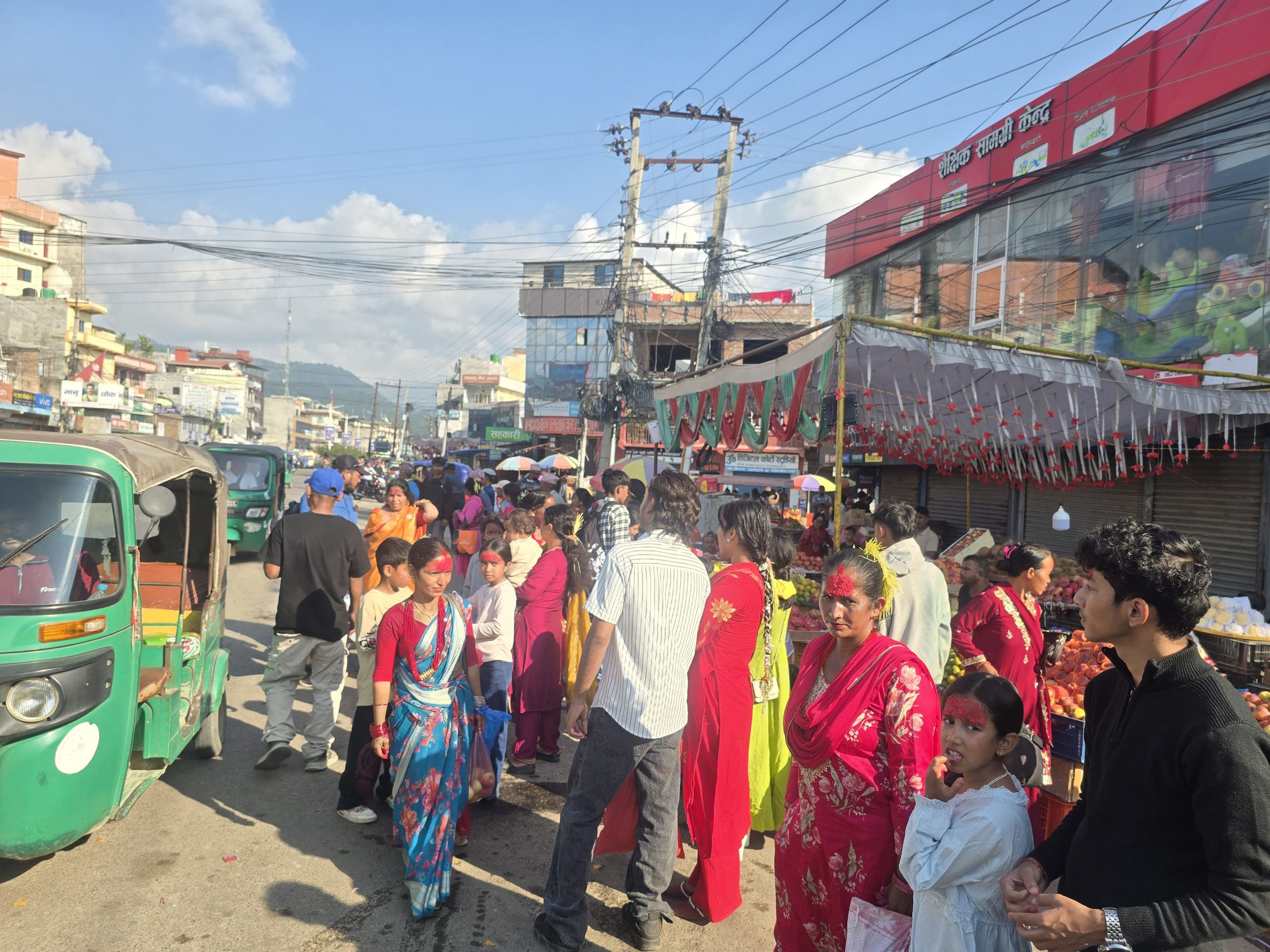 घमाइलो दसैँले बढायो यात्राको उत्साह, झरीको चिन्ता हट्यो