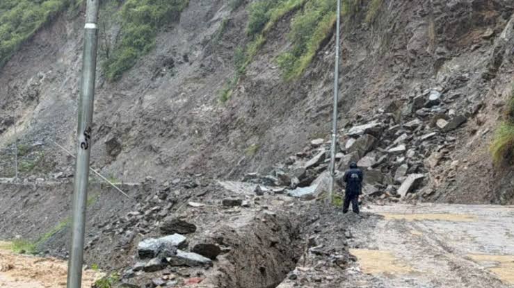 पहिरो र बाढीका कारण तीन जिल्लामा राजमार्ग प्रभावित