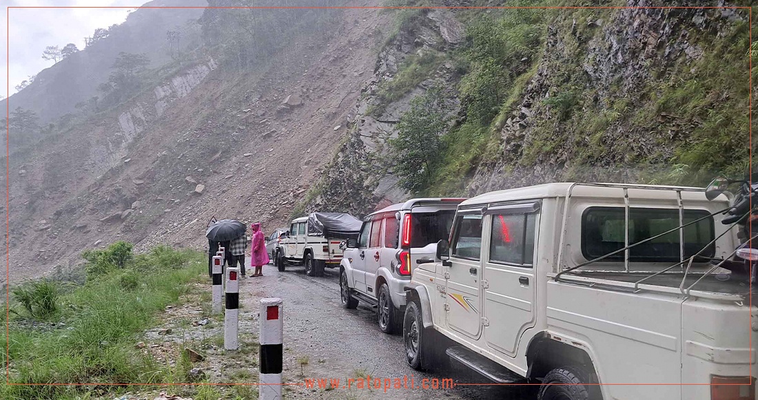वर्षाले विभिन्न राजमार्ग अवरुद्ध