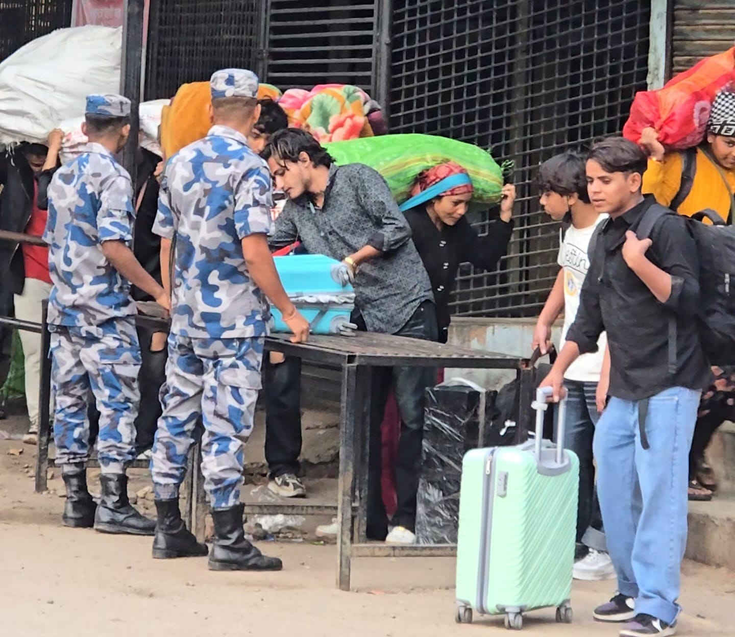 आलेखः भारतबाट दसैँ मनाउन घर फर्किंदै नेपाली