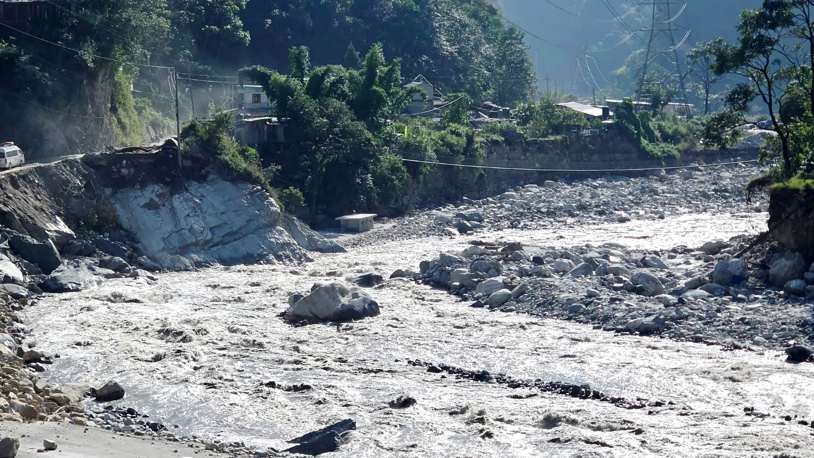 कालीगण्डकीको बाढीले रातो पानीको तातो पानी कुण्ड बगरमा परिणत