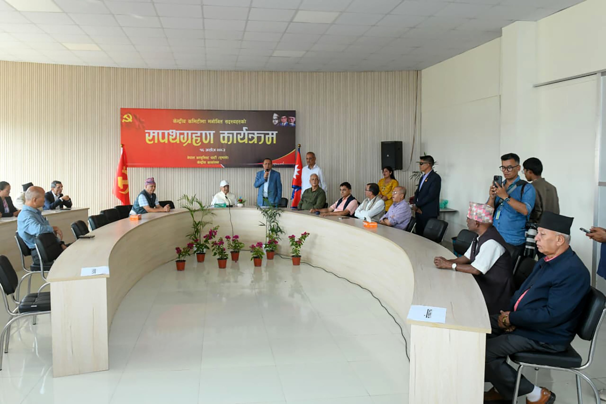 सानातिना विवाद र इगो त्यागेर अघि बढ्न एमाले अध्यक्ष ओलीको निर्देशन: ‘पछारिएको ठाउँबाट फेरि उठ्छौँ’