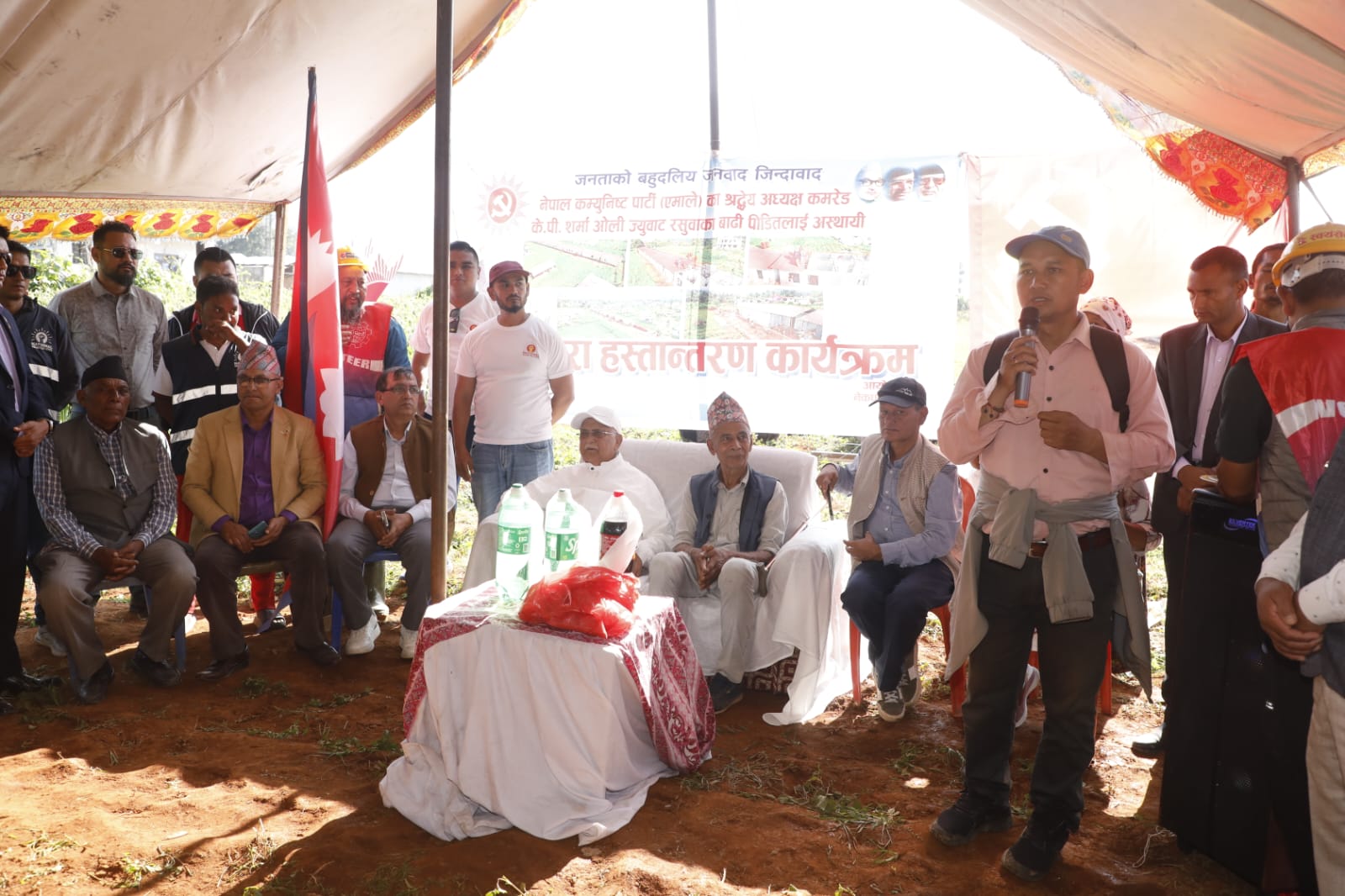 भदौ १० गतेको बाढीबाट प्रभावित १८ परिवारलाई एमालेले बनाइदियो घर–टहरा, राज्यको उपस्थिति खोई ?  