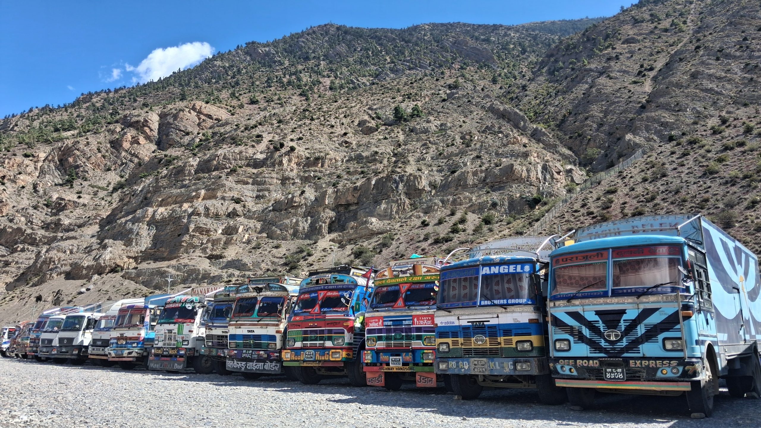 कोरला नाकादेखि लेतेसम्म पाँच सय कन्टेनर सडकमै अलपत्र, दसैँका सामान ढुवानी प्रभावित