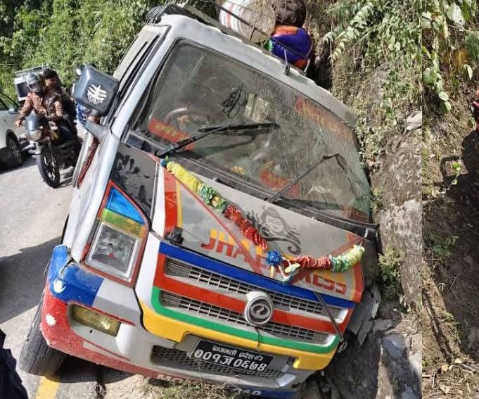 हेटौँडा–भैँसे सडक खण्डमा ईभी दुर्घटना: ११ जना घाइते, एकको अवस्था गम्भीर, चालक फरार