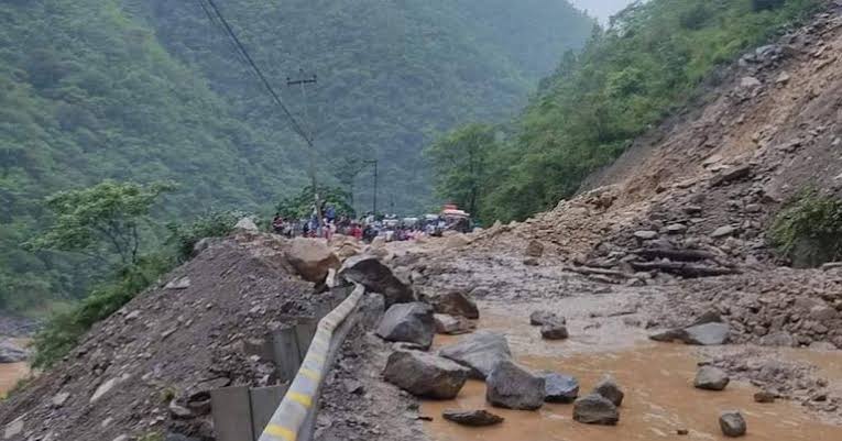 छ दिनदेखि अवरुद्ध बेँसीसहर–चामे सडक सञ्चालनमा
