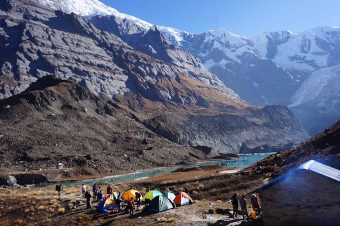 मनाङमा अलपत्र १६ इन्डोनेसियाली पर्यटकको हेलिकप्टरबाट उद्धार