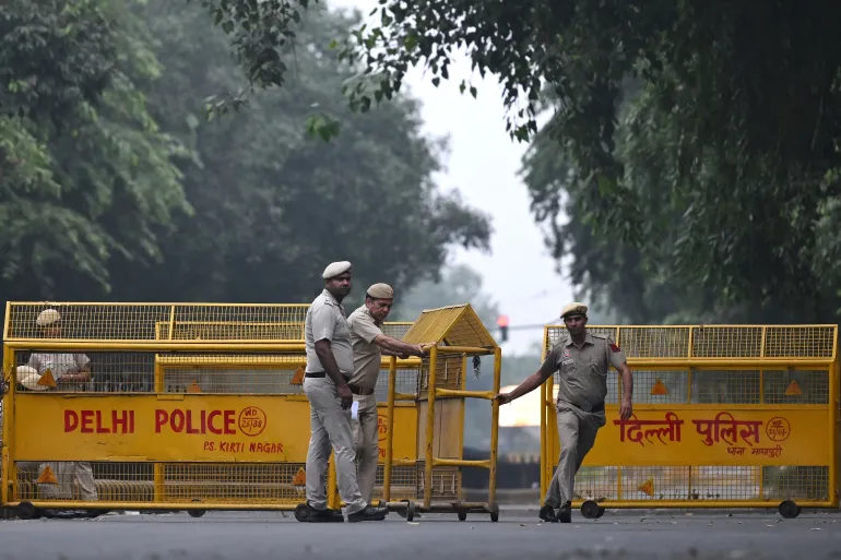 नयाँ  दिल्लीमा ‘ककरोच’ आन्दोलनको आँधी: विमानबाटै दिप्के गिरफ्तार,