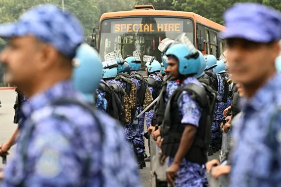 नयाँ  दिल्लीमा ‘ककरोच’ आन्दोलनको आँधी: विमानबाटै दिप्के गिरफ्तार,