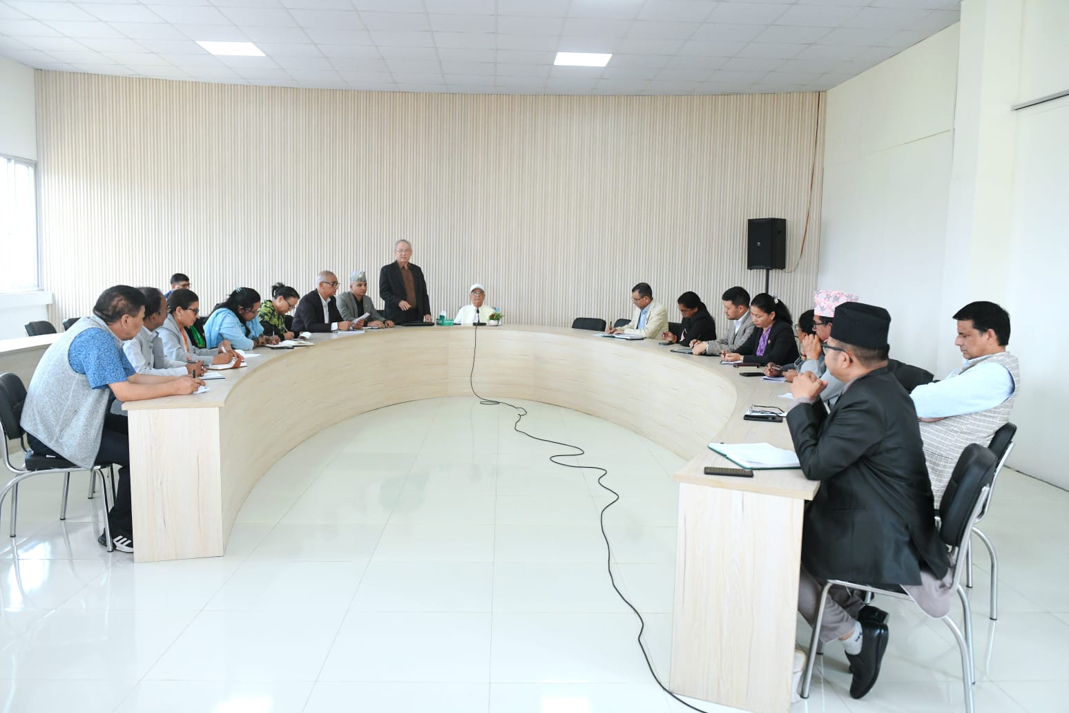 एमाले संसदीय दलको बैठक च्यासलमा जारी, समसामयिक राजनीतिक विषयमा छलफल