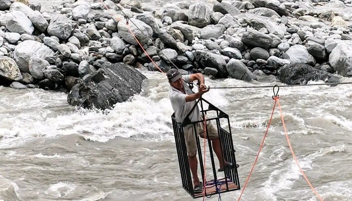 पैरेबेँसी-शान्तिबजार खण्डमा तुइन युग सकिएको केही वर्षमै फेरि तुइनकै भर ; जोखिम मोलेर नदी तर्दै स्थानीय