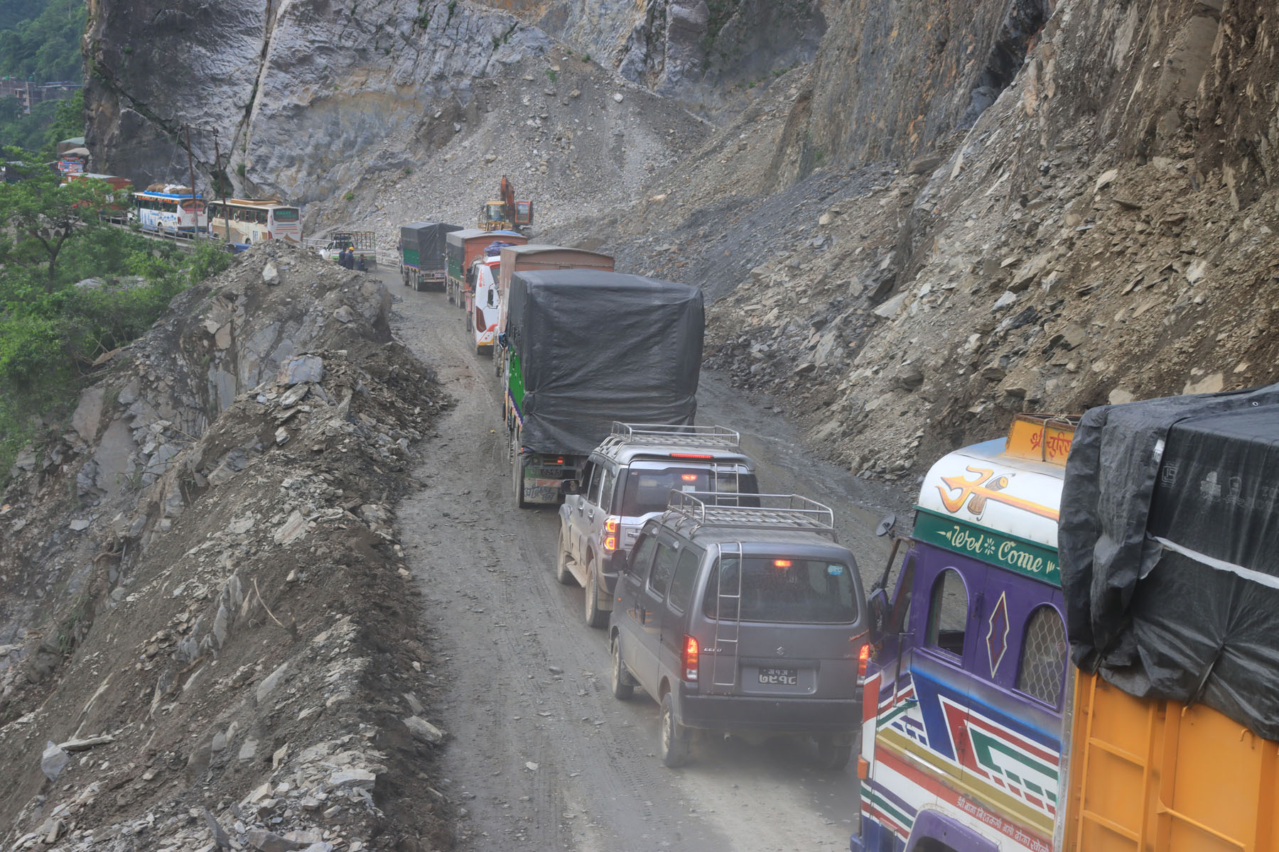 बाढीपहिरोले देशका विभिन्न सडक प्रभावित, रसुवाका मुख्य राजमार्ग पूर्ण अवरुद्ध