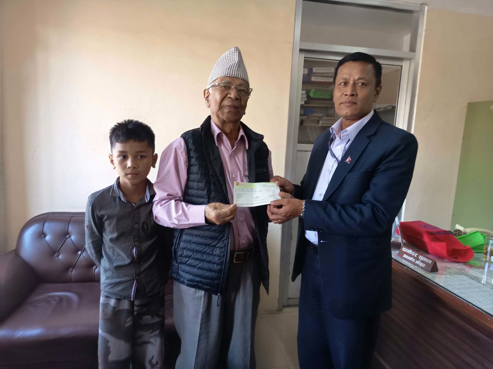 ख्वप आदर निकेतनलाई पूर्व डीन प्रा.डा. मल्लको एक लाख एक सय एक रुपैयाँ सहयोग