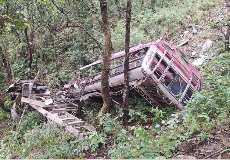 पोखरामा स्कुल बस दुर्घटना : चार विद्यार्थी र एक सर्वसाधारणको मृत्यु, १४ जना घाइते (नामसहित)