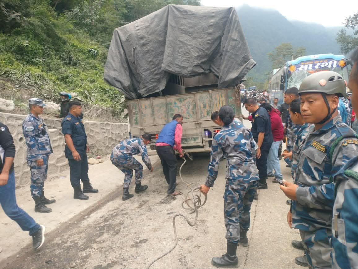 कुरिनटारमा बस, ट्रक र माइक्रोबस ठोक्किए, ११ जना घाइते